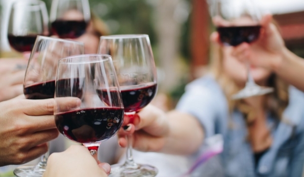 Crise nos bancos faz investidores se voltarem a ativos como vinho e criptomoedas