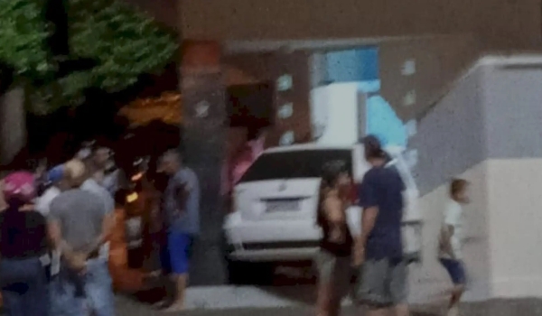 Motorista perde controle e invade consultório dentário destruindo parte de prédio em MS