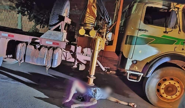 Pedestre é socorrido em estado grave após ser atropelado por caminhão