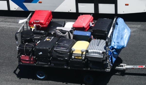 PF prende grupo que trocava etiquetas de bagagens no aeroporto de SP e enviava drogas à Alemanha