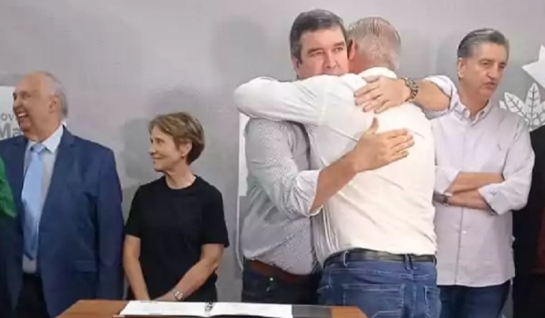 Direto de Campo Grande, prefeito Carlos Humberto Pagliosa assina convênio de ajuda emergencial com o Governo do Estado