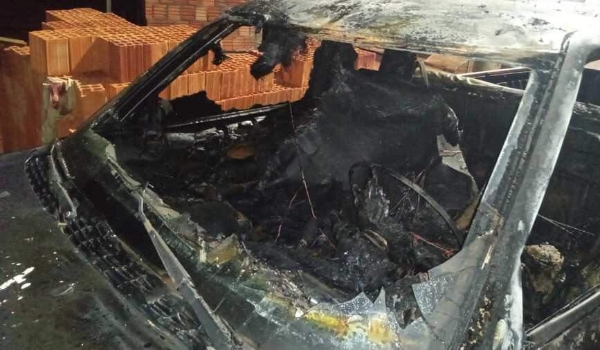 Discussão entre dois homens termina com camionete destruída por incêndio