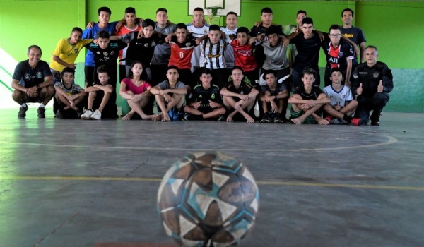 Para atender adolescentes de escolas públicas, programa da PM alia esporte e educação