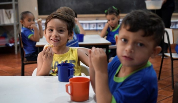 Projetos sociais recebem doação diária de pães produzidos em padaria da Gameleira