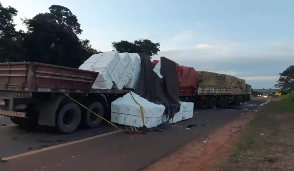Engavetamento mata motorista de carreta na BR-158