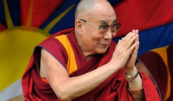 Quem é Dalai Lama, líder espiritual budista que causou polêmica ao beijar criança