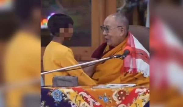Líder tibetano diz que pedido de Dalai Lama para criança chupar língua faz parte de uma piada