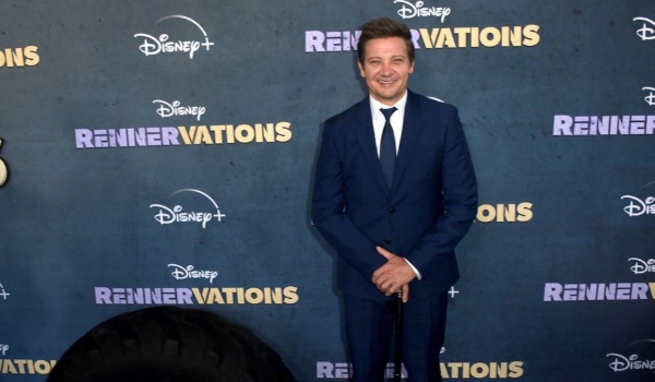 De bengala, Jeremy Renner caminha por tapete vermelho após acidente quase fatal