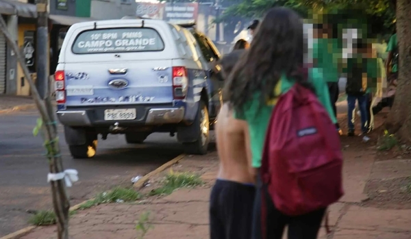 Pais devem conversar com filhos e evitar criar cenário de pânico, diz psicóloga sobre escolas