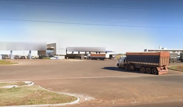 Caminhoneiro é preso por esfaquear cachorro em posto de gasolina