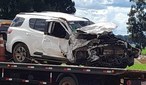 Colisão frontal entre caminhonetes deixa 5 feridos na MS-306