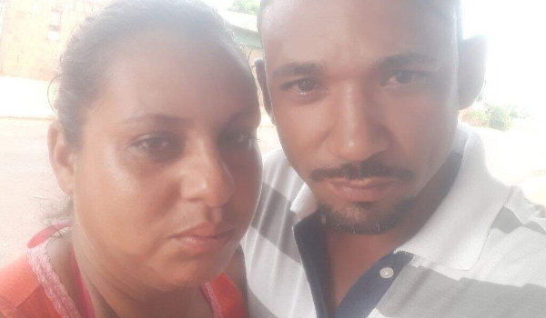 Homem é assassinado a facadas e esposa é presa como suspeita do crime