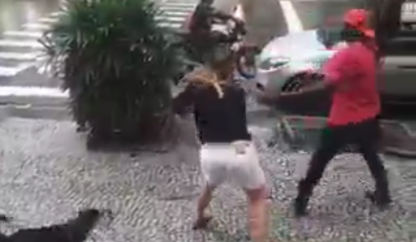 Mulher que agrediu entregadores apresenta atestado e não presta depoimento