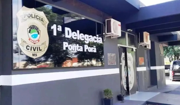 Rapaz é esfaqueado no pescoço por desconhecido em Gol branco 