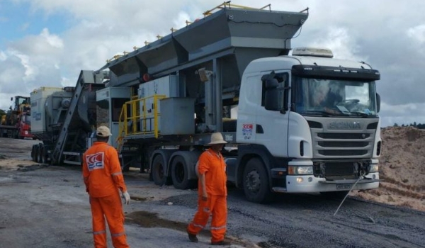 Caminhão usina de asfalto chega à Estrada do 21 para acelerar obra de pavimentação