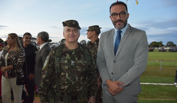 Fiems prestigia troca de comando do CMO