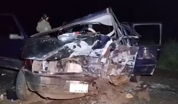 Colisão frontal entre veículos termina com 2 mortos e 5 feridos em rodovia