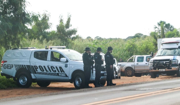 Com drone, PM caça dupla flagrada em frente a presídio fortemente armada