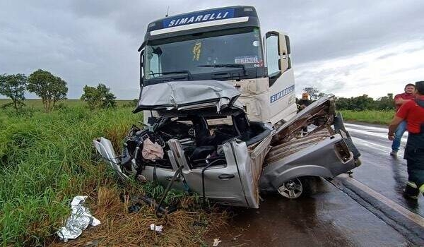 Motorista de caminhonete morre em colisão frontal com carreta