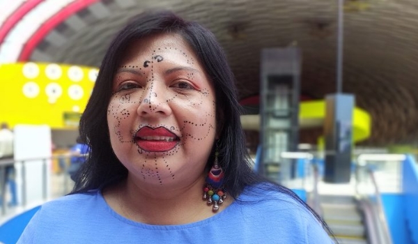 No rosto, grafismo kadiwéu marca conquista de espaço da mulher indígena