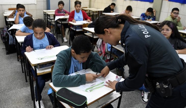 Com música, conversa e atenção, PM conquista alunos e atua na segurança e proteção nas escolas