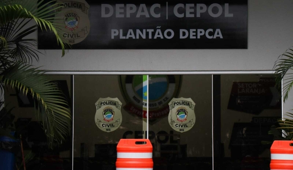 Caminhonete bate em árvore e motorista acaba preso com pistola e revólver