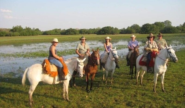 Turista vem de longe e paga R$ 10 mil por cavalgada no Pantanal