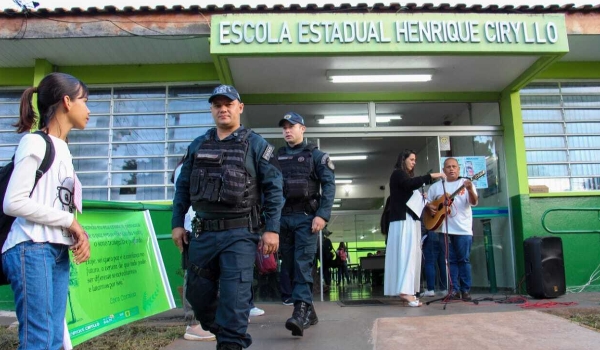 Escolas recebem alunos com termômetro de sentimento, chocolates e viaturas