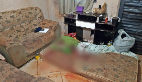 Homem é assassinado com golpes de faca enquanto dormia na sala