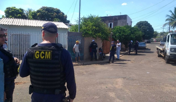 Garoto de 13 anos pega moto de lava a jato para fazer manobra perigosa