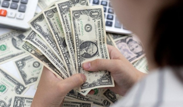 Dólar abre em alta, de olho na tramitação da nova regra fiscal no Congresso