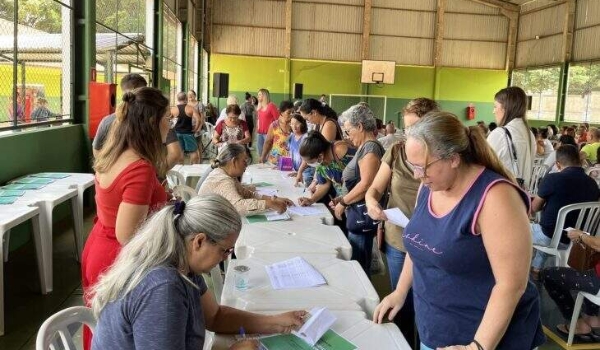 Famílias recebem títulos de regularização fundiária e economizam R$ 8 mil