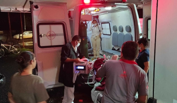 Estudantes brigam em ônibus e um é socorrido em estado grave