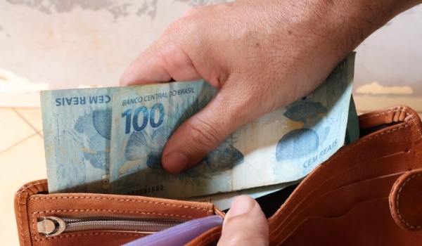 Governo de MS antecipa salário de abril e pagamento fica disponível antes do feriado
