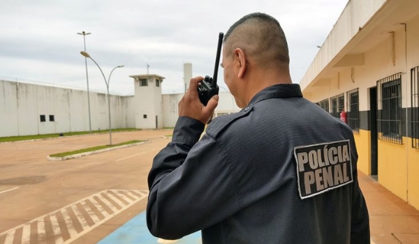 Escondidos entre muralhas, heróis anônimos trabalham pela manutenção da paz social