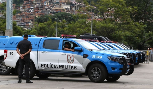 Três PMs são presos por estupro de jovem de 18 anos dentro de uma viatura no RJ