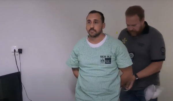 Anestesista acusado de estuprar mulher durante o parto passa por audiência no Rio