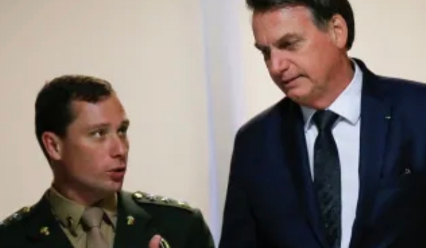 PF faz busca e apreensão em endereço de Bolsonaro e prende ex-ajudante de ordens Mauro Cid