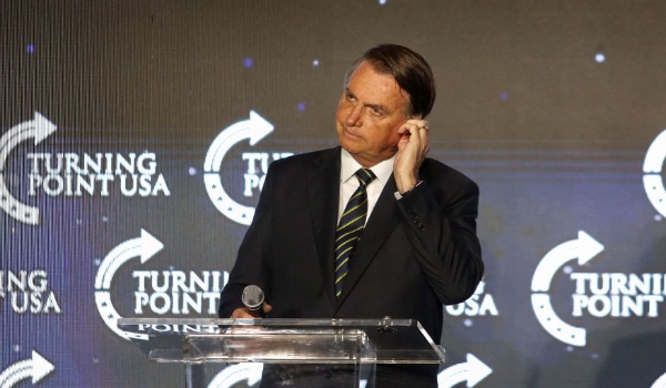 PF apreende celular de Bolsonaro e investiga fraude no cartão de vacinação do ex-presidente