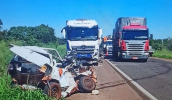 Mulher morre após ultrapassar em rodovia e atingir carreta