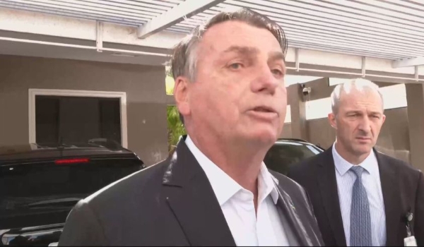 Bolsonaro diz não ter tomado vacina e nega adulteração em cartão