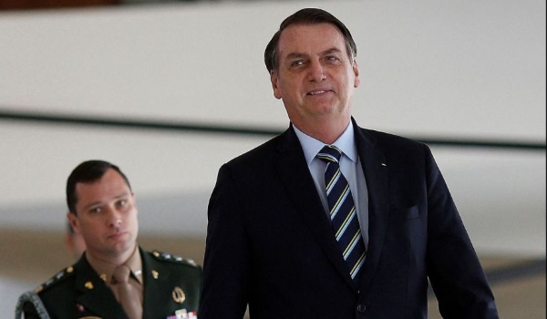 Regras diplomáticas beneficiaram que Bolsonaro entrasse nos EUA sem cartão de vacinação, avaliam especialistas