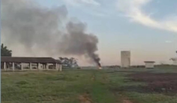 Helicóptero cai em fazenda em São Carlos, no interior de SP, e deixa dois mortos