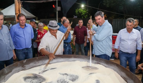 Na “Festa da Farinha”, governador garante parceria nas obras de infraestrutura e pavimentação em Anastácio