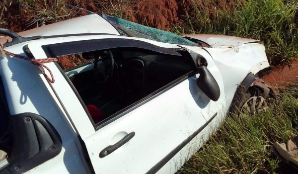 Motorista perde controle, atinge carro e provoca capotagem na MS-040