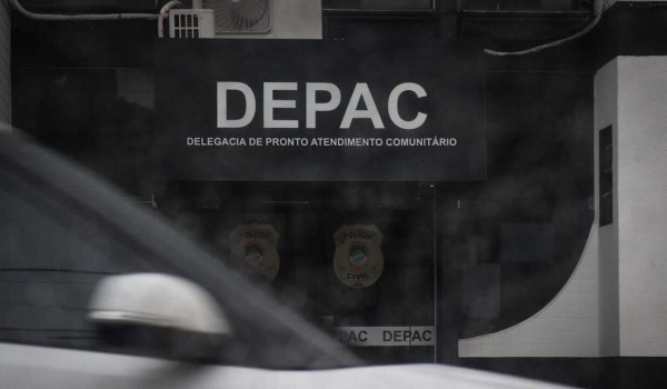 Dupla armada invade casa, rende moradores e foge com camionete