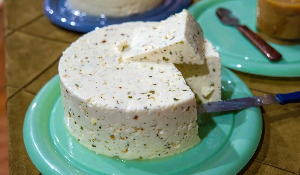 Com 4 toneladas de queijo, Rochedinho é opção de bate e volta