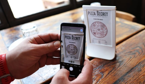 Alerj aprova lei que exige cardápio impresso e proíbe uso exclusivo do QR Code