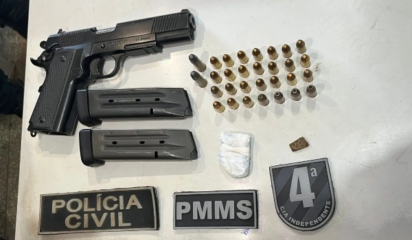Polícia cumpre mandado em residência e apreende pistola e munições