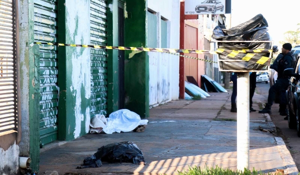 Deitado em poça de sangue, homem é encontrado morto na Avenida Ernesto Geisel